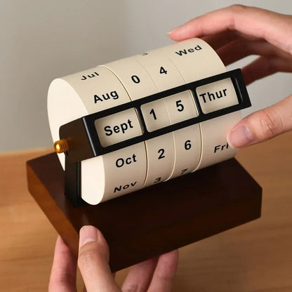 Rotating perpetual calendar