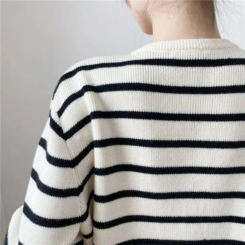 Knitting vest with contrast strips