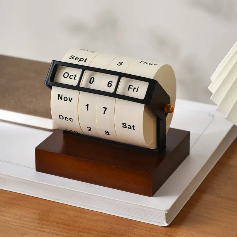 Rotating perpetual calendar