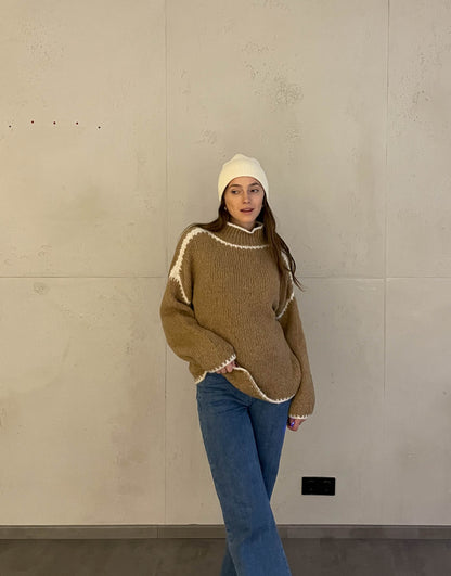 Sweater with color -contrasted seam