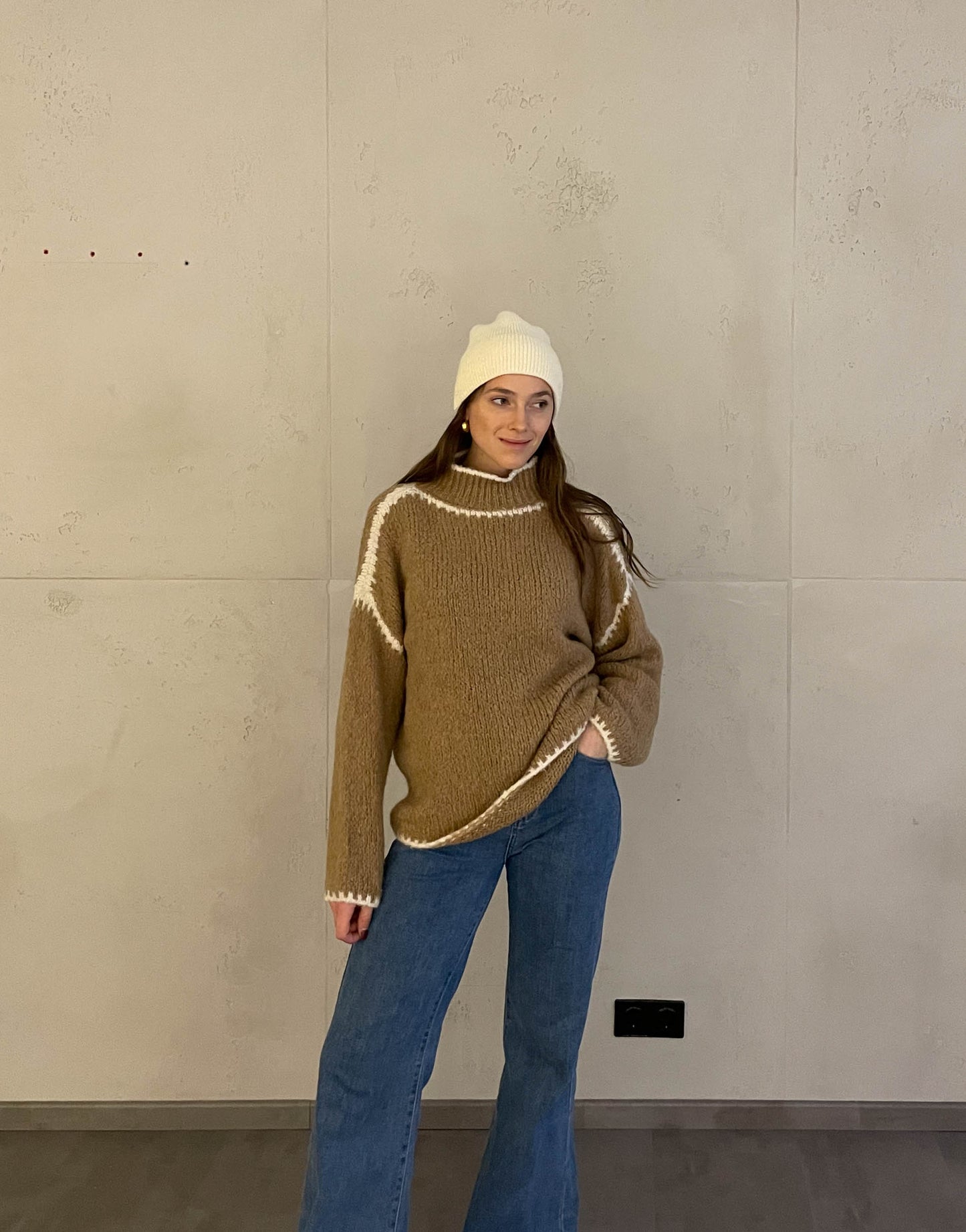 Sweater with color -contrasted seam