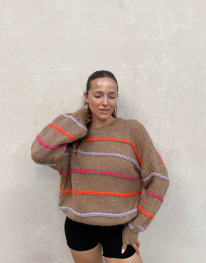 Oversize sweater with neon seam