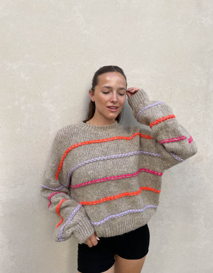 Oversize sweater with neon seam