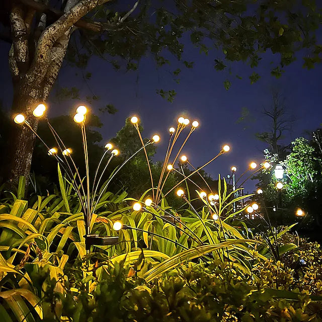 Glühwürmchenlichter im Garten am Abend